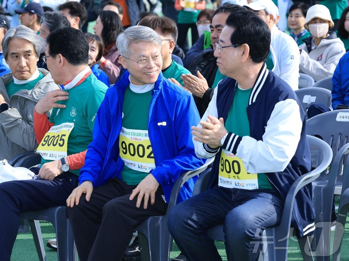 본문 이미지 - 5일 전남대 운동장에서 개최된 전남대 5·18 캠퍼스 마라톤대회에서 더불어민주당 전남광주특별시장 경선 후보인 김영록, 민형배, 신정훈 후보가 나란히 앉아 있다. 좌측은 이근배 전남대 총장.(전남대 대외협력과 제공. 재배포 및 DB 금지)
