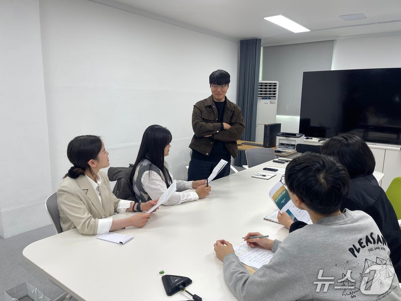 본문 이미지 - 자기주도 학습 중인 속초해경 인턴.(속초해경 제공, 재판매 및 DB 금지) 2026.4.6/뉴스1