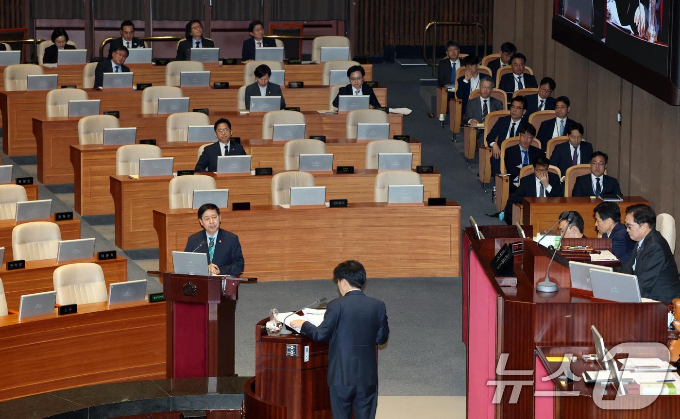 본문 이미지 - 구윤철 부총리 겸 재정경제부 장관이 지난 6일 서울 여의도 국회에서 열린 제434회국회(임시회) 제2차 본회의 경제분야 대정부질문에서 오기형 더불어민주당 의원의 질의에 답변하고 있다. 2026.4.6 ⓒ 뉴스1 이승배 기자