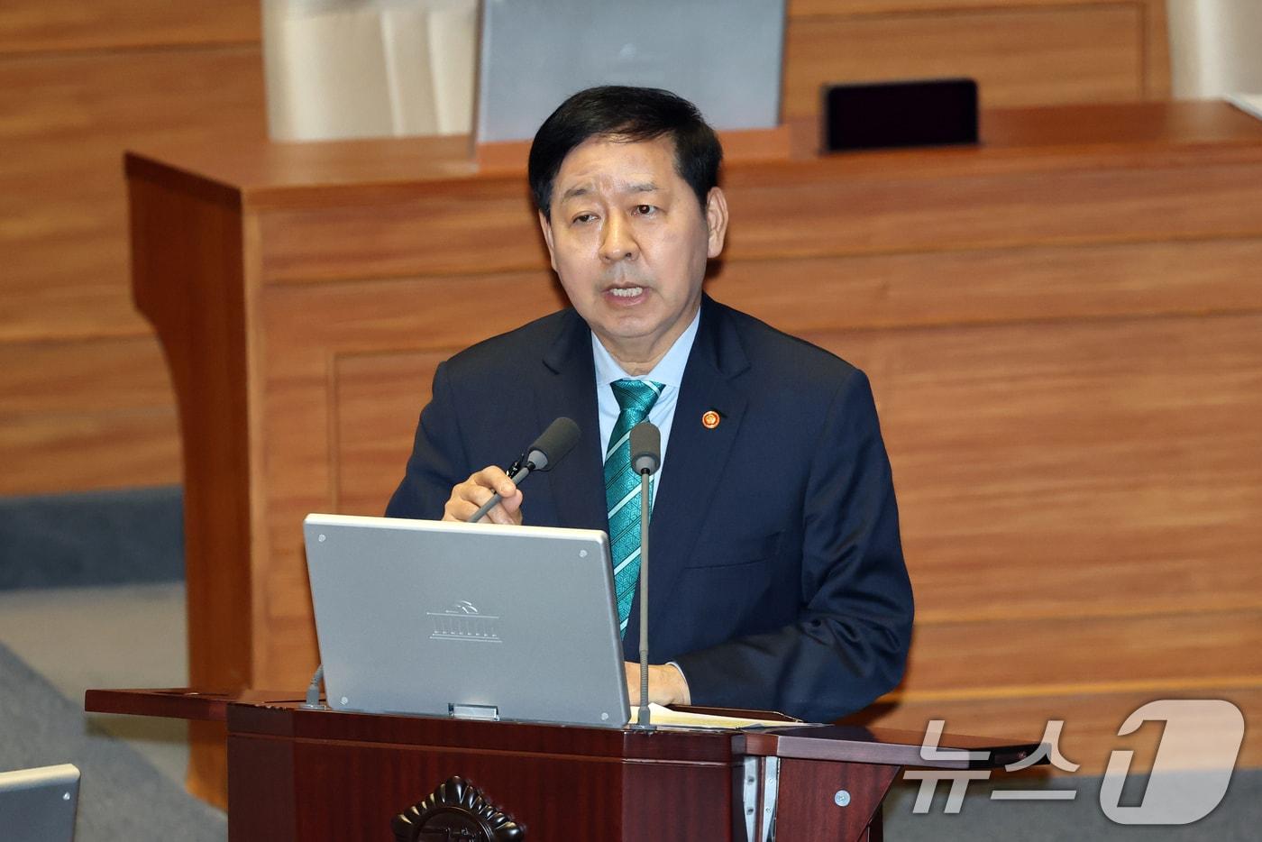 본문 이미지 - 구윤철 부총리 겸 재정경제부 장관이 6일 서울 여의도 국회에서 열린 제434회국회(임시회) 제2차 본회의 경제분야 대정부질문에서 오기형 더불어민주당 의원의 질의에 답변하고 있다. 2026.4.6 ⓒ 뉴스1 이승배 기자