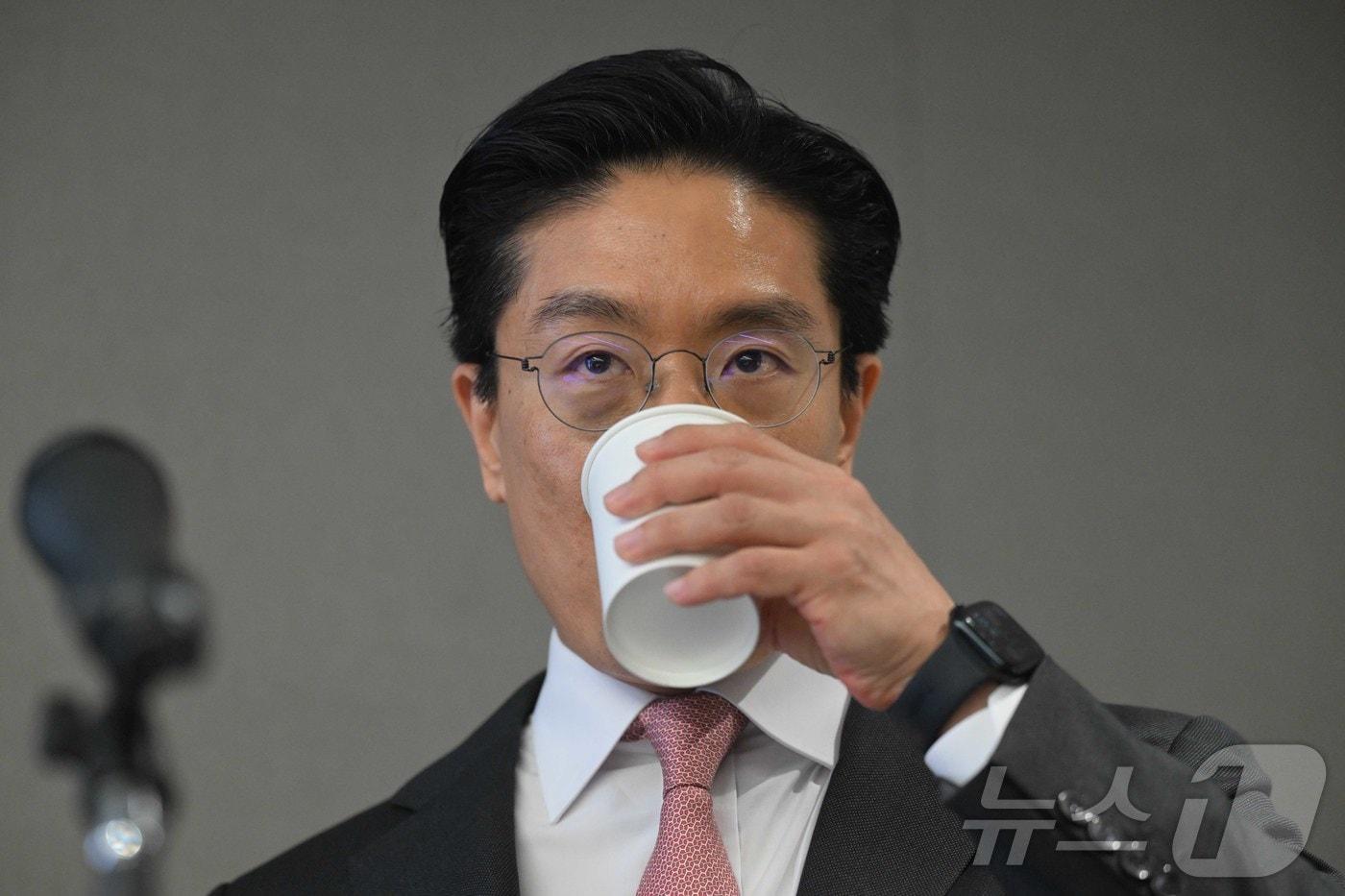 본문 이미지 - 전인석 삼천당제약 대표가 6일 오후 서울 서초구 삼천당제약 본사에서 열린 SCD 2026 기자회견에서 취재진 질문을 경청하던 중 물 마시고 있다. (공동취재) 2026.4.6 ⓒ 뉴스1 황기선 기자