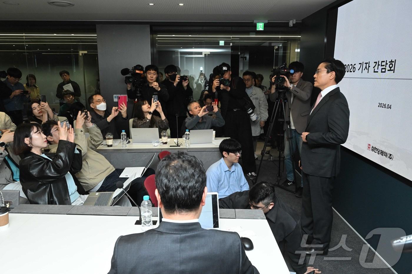 본문 이미지 - 전인석 삼천당제약 대표가 6일 오후 서울 서초구 삼천당제약 본사에서 열린 SCD 2026 기자회견에서 취재진 질문에 답변을 하고 있다. (공동취재) 2026.4.6 ⓒ 뉴스1 황기선 기자
