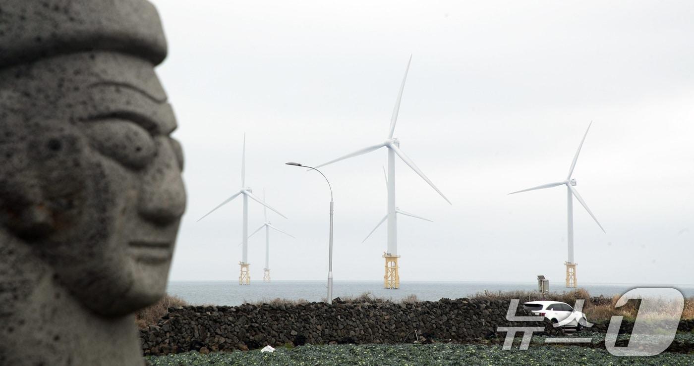 본문 이미지 - 제주시 한림읍 해안도로에서 바라본 한림해상풍력발전기.2026.4.6 ⓒ 뉴스1 고동명 기자