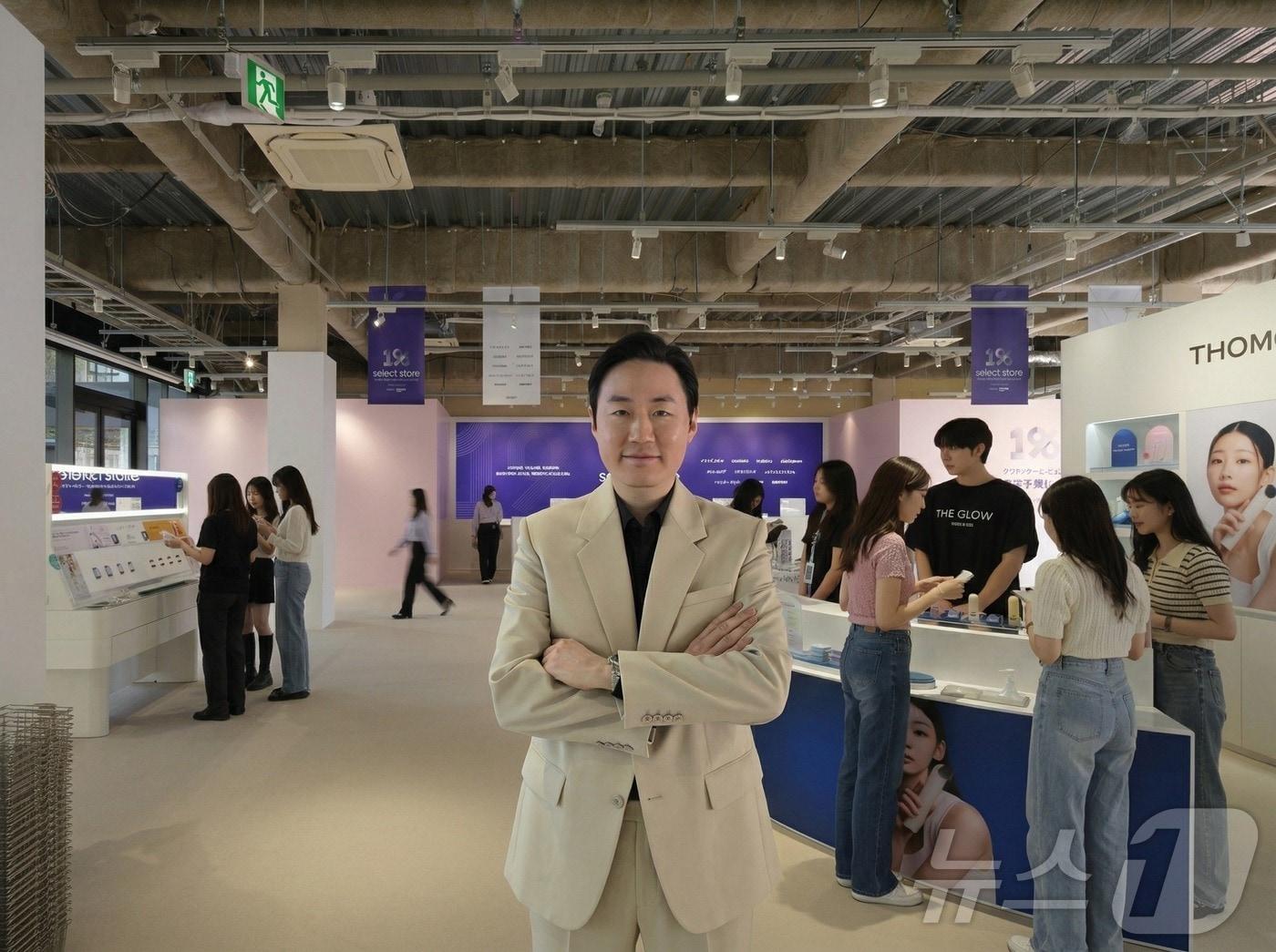 본문 이미지 - 지난 3일 일본 도쿄 오모테산도 인근에서 레페리가 주관해 개최한 '1% K-뷰티 셀렉트 스토어 도쿄'(SELECT STORE TOKYO) 현장에서 만난 최인석 레페리 대표. ⓒ 뉴스1 최소망 ⓒ 뉴스1 최소망
