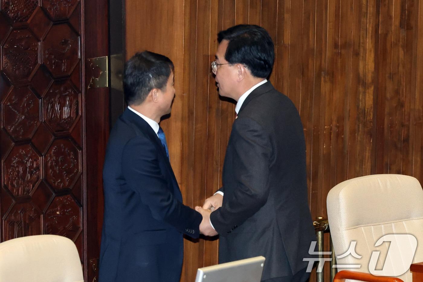 본문 이미지 - 6일 서울 여의도 국회에서 열린 제434회국회(임시회) 제2차 본회의에서 한병도 더불어민주당 원내대표와 송언석 국민의힘 원내대표가 손을 맞잡고 있다 2026.4.6 ⓒ 뉴스1 이승배 기자