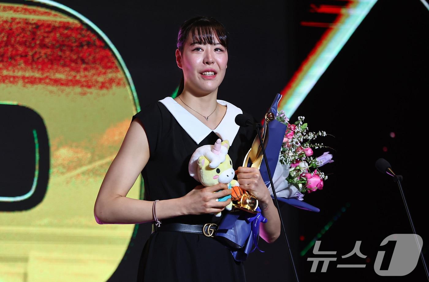 본문 이미지 - KB스타즈 박지수가 6일 서울 용산구 서울드래곤시티에서 열린 BNK금융 2025-2026 여자프로농구 정규리그 시상식에서 정규리그 MVP를 수상한 후 소감을 밝히고 있다. 2026.4.6 ⓒ 뉴스1 김도우 기자