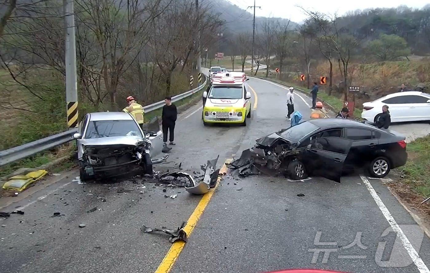 본문 이미지 - 6일 오후 1시 10분께 전북 순창군 쌍치면의 한 도로에서 승용차 2대가 충돌하는 사고가 발생했다.(전북소방본부 제공. 재판매 및 DB금지) ⓒ 뉴스1 문채연 기자