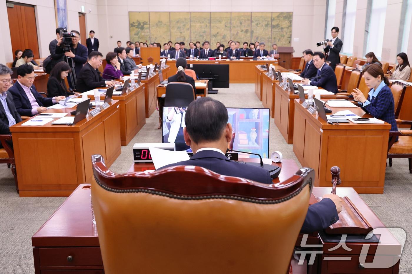 본문 이미지 - 김교흥 위원장이 6일 서울 여의도 국회에서 열린 문화체육관광위원회 전체회의에서 의사봉을 두드리고 있다. 2026.4.6 ⓒ 뉴스1 신웅수 기자