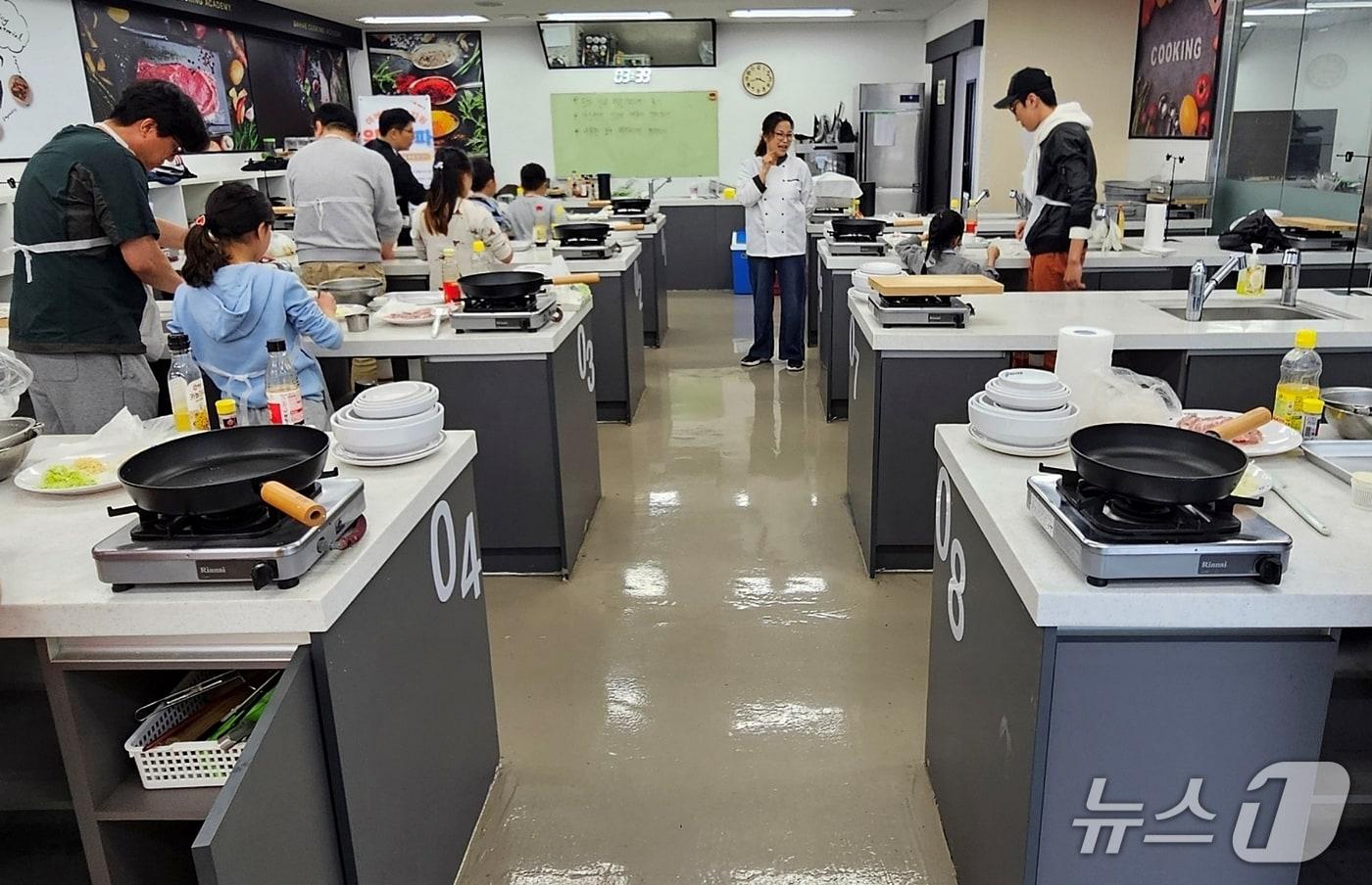 본문 이미지 - 진천군 가족센터 위드파파 운영 모습.(진천군 제공. 재판매 및 DB금지)