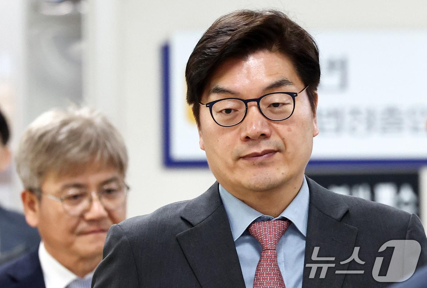 본문 이미지 - 정종철 쿠팡풀필먼트서비스(CFS) 법무 부문 대표가 6일 오후 서울 서초구 서울중앙지방법원에서 열린 노동자 퇴직금 미지급 사건 공판에 출석하고 있다. 엄 전 대표 등은 퇴직금 지급을 피하기 위해 CFS의 일용직 노동자들에게 불리하게 취업규칙을 변경하고, 총 40명에게 퇴직금 1억 2천여만 원을 지급하지 않은 혐의를 받는다. 2026.4.6 ⓒ 뉴스1 최지환 기자