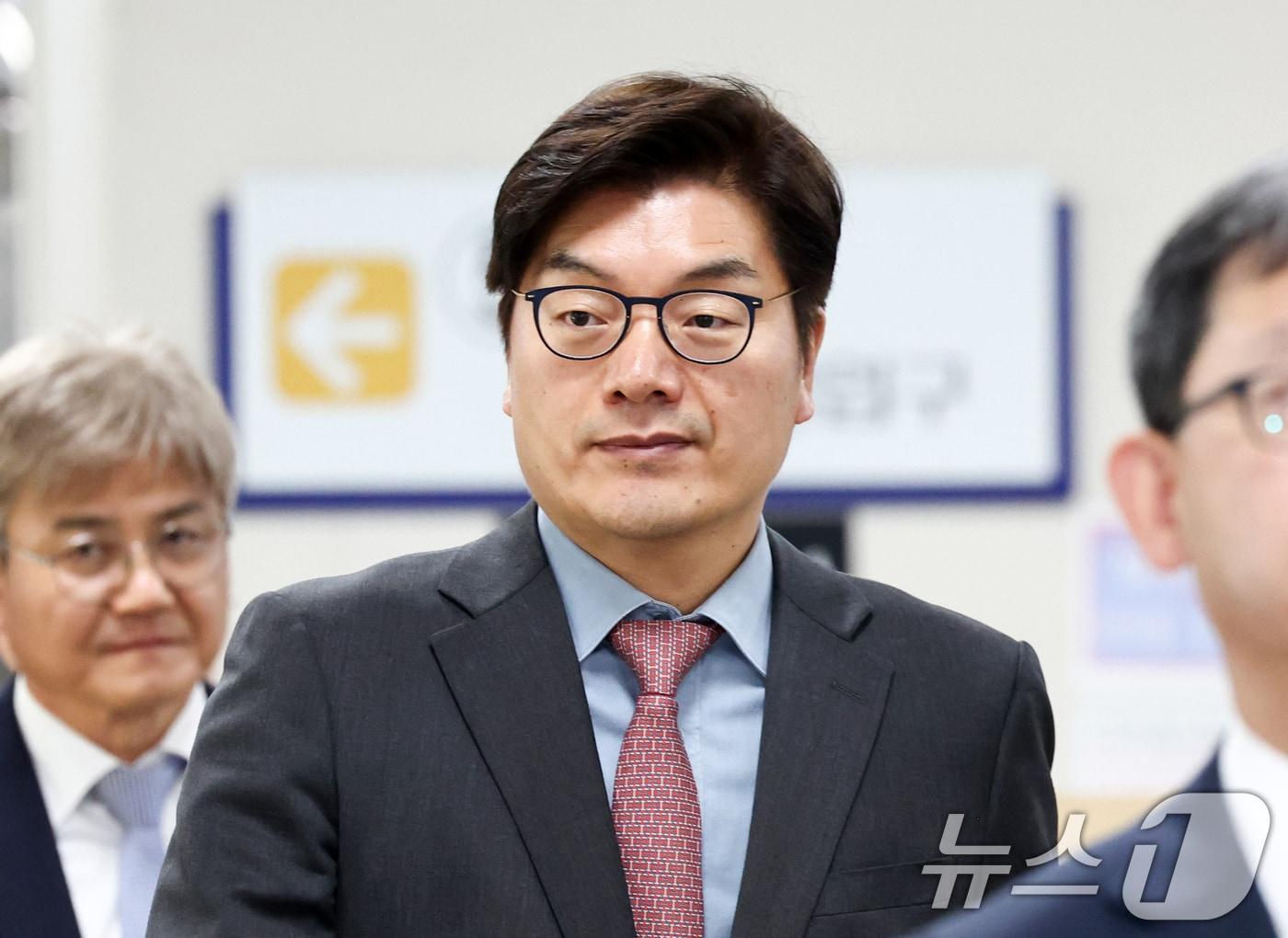 본문 이미지 - 정종철 쿠팡풀필먼트서비스(CFS) 법무 부문 대표가 서울 서초구 서울중앙지방법원에서 열린 노동자 퇴직금 미지급 사건 공판에 출석하고 있다. 2026.4.6 ⓒ 뉴스1 최지환 기자