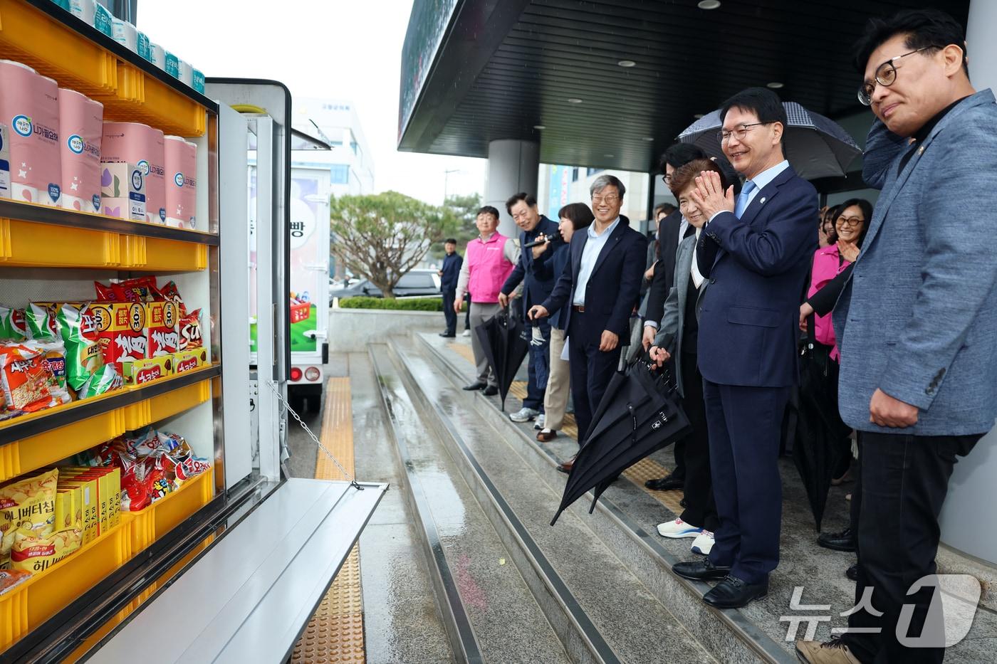 본문 이미지 - 전북 고창군이 6일 오후 신림면 농암마을에서 '고창동네점빵' 첫 현장 판매를 진행했다.(전북 고창군 제공. 재판매 및 DB금지)