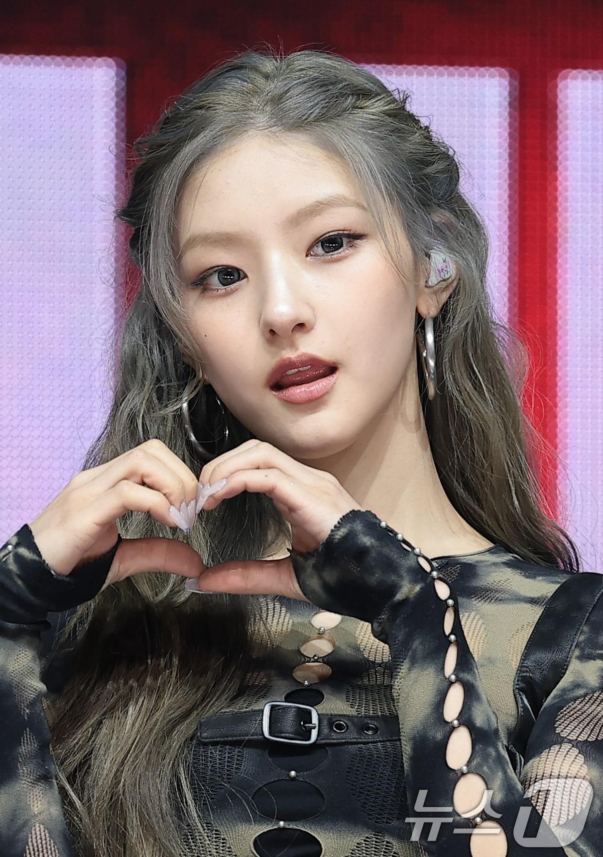 본문 이미지 - 그룹 키스오브라이프(KISS OF LIFE)의 하늘이 6일 서울 용산구 블루스퀘어에서 가진 새 싱글 'Who is she(후 이즈 쉬)‘ 발매 쇼케이스에서 포즈를 취하고 있다. 2026.4.6 ⓒ 뉴스1 권현진 기자