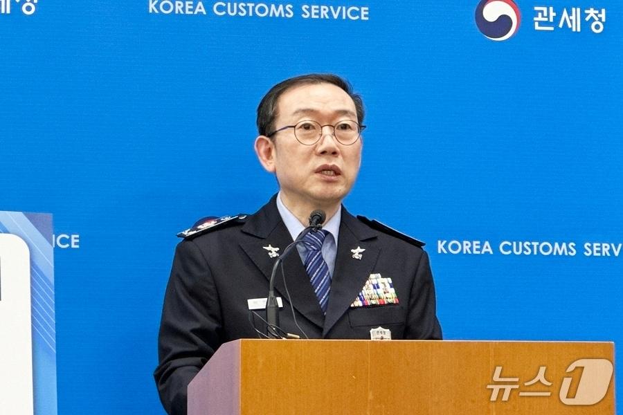 본문 이미지 - 이명구 관세청장이 6일 정부대전청사에서 '2026년 1/4분기 마약밀수 단속 현황' 관련 기자 브리핑을 하고 있다./뉴스1