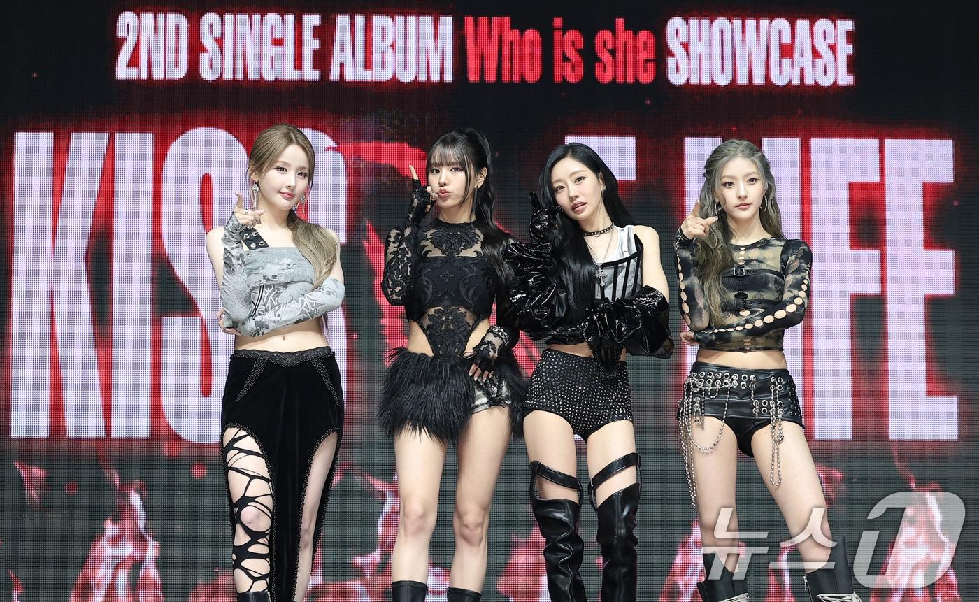 본문 이미지 - 그룹 키스오브라이프(KISS OF LIFE)의 6일 서울 용산구 블루스퀘어에서 가진 새 싱글 'Who is she(후 이즈 쉬)‘ 발매 쇼케이스에서 포즈를 취하고 있다. 2026.4.6 ⓒ 뉴스1 권현진 기자