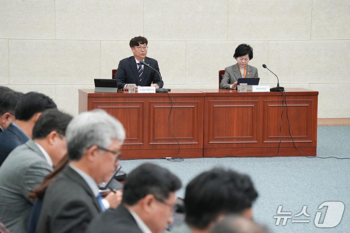 본문 이미지 - 박천수 제주도지사 권한대행(왼쪽)이 6일 제주도청 탐라홀에서 주간혁신성장회의를 주재하고 있다.(제주도 제공. 재판매 및 DB 금지)/뉴스1 