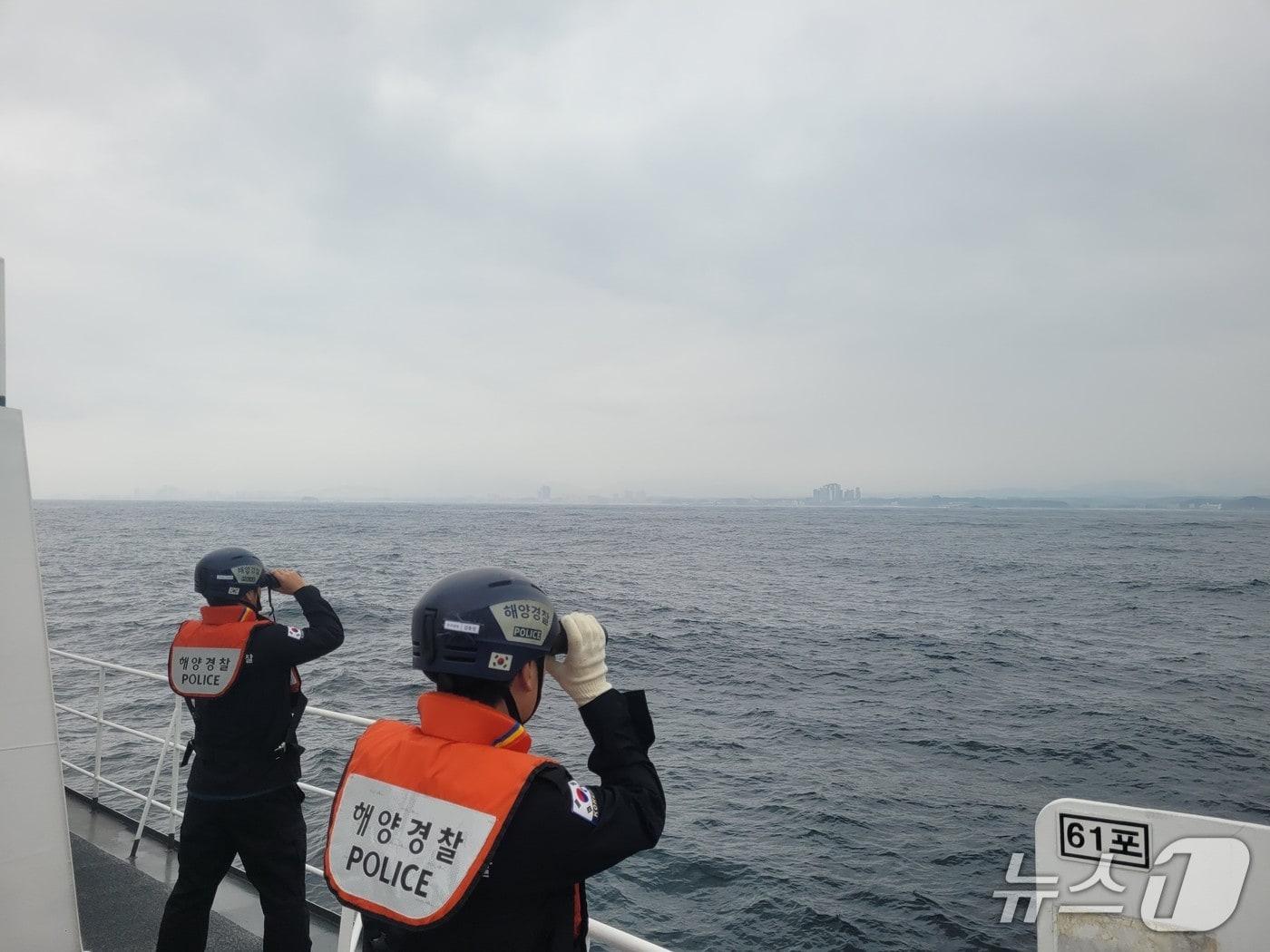 본문 이미지 - 6일 강원 속초 앞바다에서 조업 중 실종된 60대 선장 수색 중인 해경.(속초해경 제공, 재판매 및 DB 금지) 2026.4.6/뉴스1