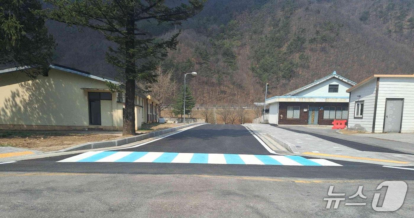 본문 이미지 - 강원 영월군이 최근 산솔면 석항리 옛 영월초교 연상분교 인근에 1억여 원을 들여 길이 112m·폭 6m의 도시계획도로를 개설했다. (영월군 제공. 재판매 및 DB금지) 2026.4.6/뉴스1