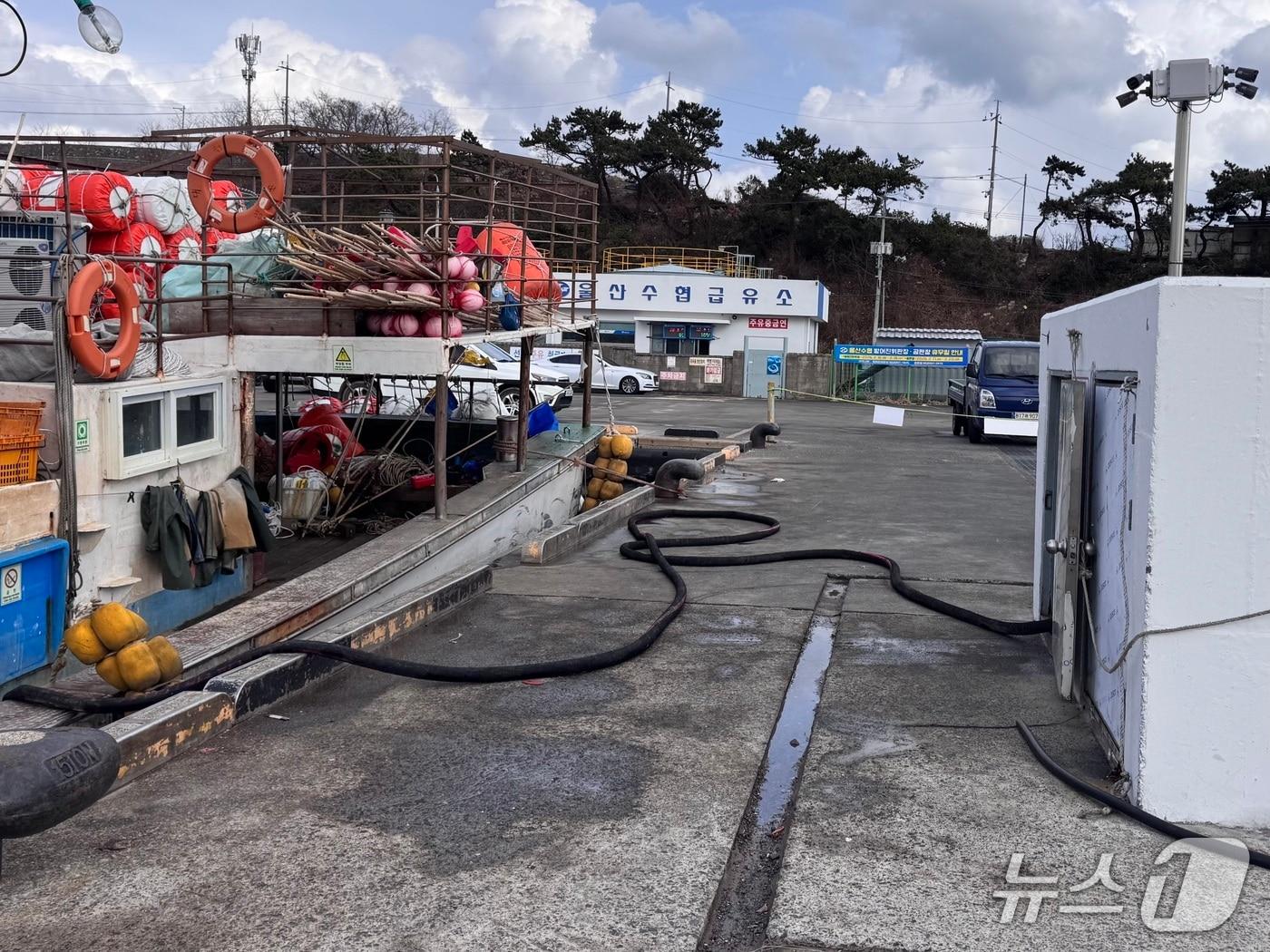 본문 이미지 - 6일 울산 동구 방어진항에 위치한 울산수협 급유소에서 정박 중인 한 어선이 주유하고 있다.2026.04.06 ⓒ 뉴스1 김세은 기자