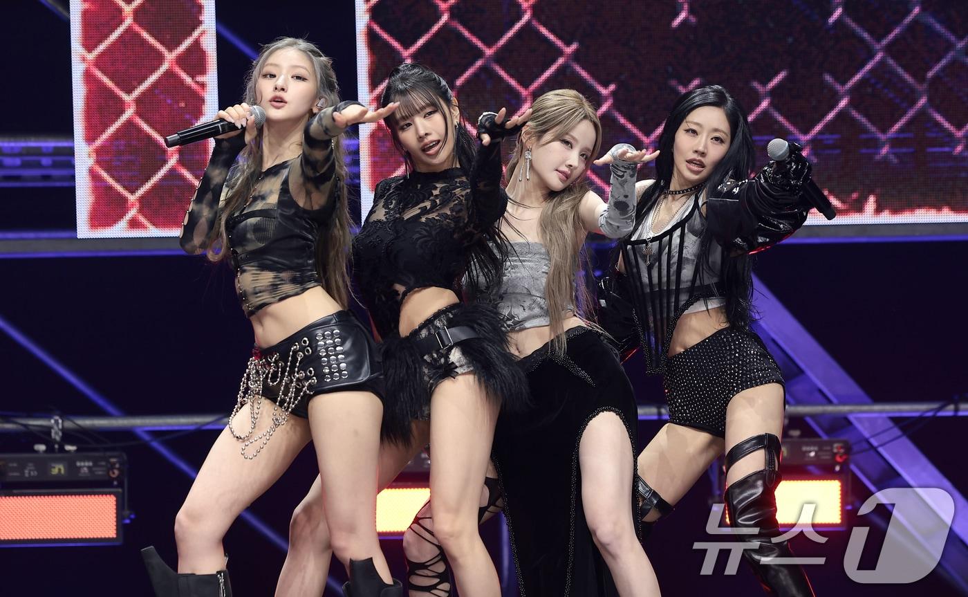 본문 이미지 - 그룹 키스오브라이프(KISS OF LIFE) 하늘(왼쪽부터)과 나띠, 벨, 쥴리가 6일 서울 용산구 블루스퀘어에서 가진 새 싱글 'Who is she(후 이즈 쉬)‘ 발매 쇼케이스에서 신곡을 선보이고 있다. ⓒ 뉴스1 권현진 기자