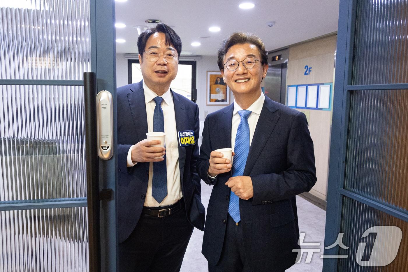 본문 이미지 - 지난 4월 6일 당시 전재수(오른쪽), 이재성 더불어민주당 부산광역시장 예비후보가 서울 여의도 중앙당사에서 열린 본경선 합동연설회에 앞서 대화를 나누고 있는 모습. 2026.4.6 ⓒ 뉴스1 유승관 기자