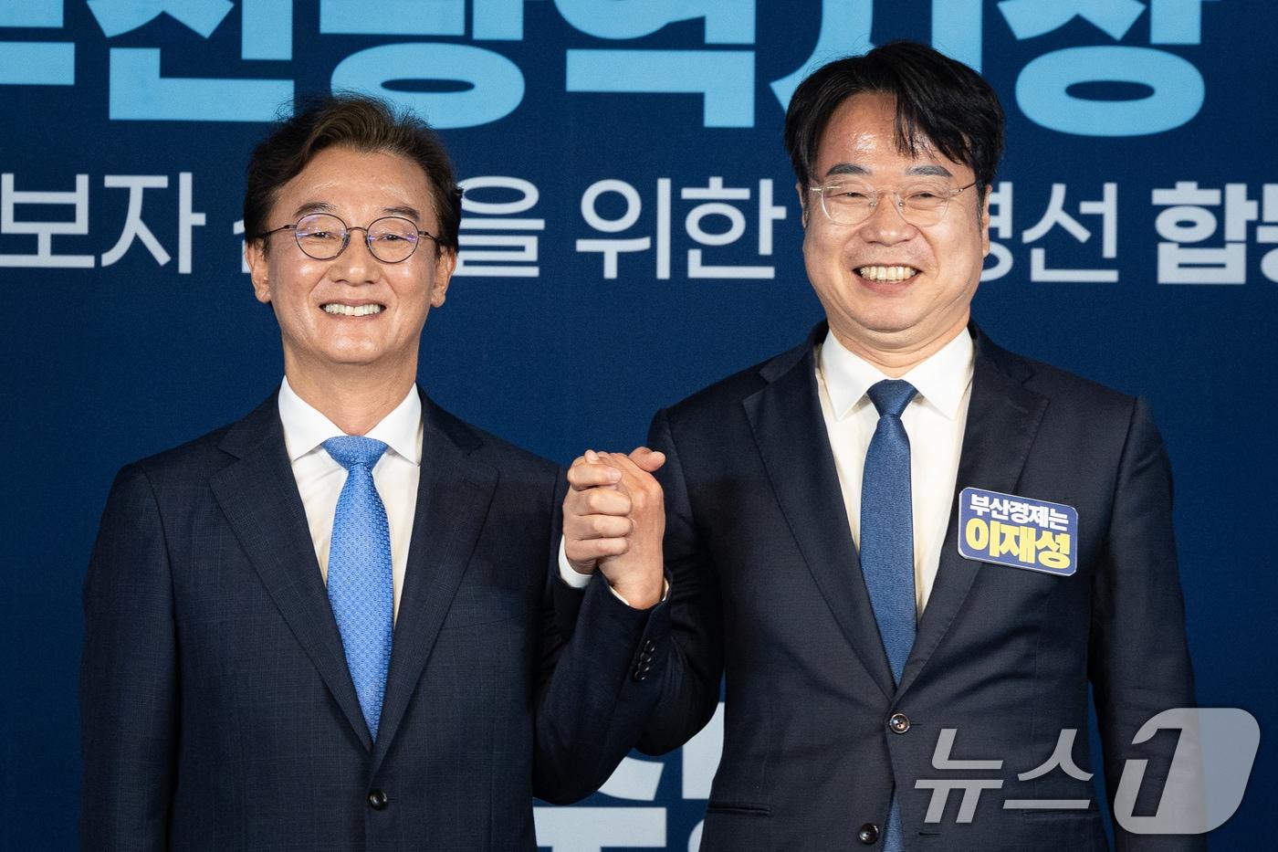 본문 이미지 - 전재수(왼쪽), 이재성 더불어민주당 부산광역시장 예비후보가 지난 6일 서울 여의도 중앙당사에서 열린 본경선 합동연설회에서 기념 촬영을 하고 있다. 2026.4.6 ⓒ 뉴스1 유승관 기자