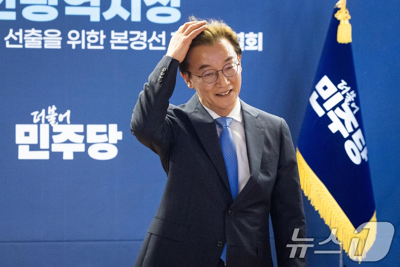 본문 이미지 - 전재수 더불어민주당 부산광역시장 예비후보가 지난 6일 서울 여의도 중앙당사에서 열린 본경선 합동연설회에서 기념 촬영 후 자리로 이동하고 있다. 2026.4.6 ⓒ 뉴스1 유승관 기자