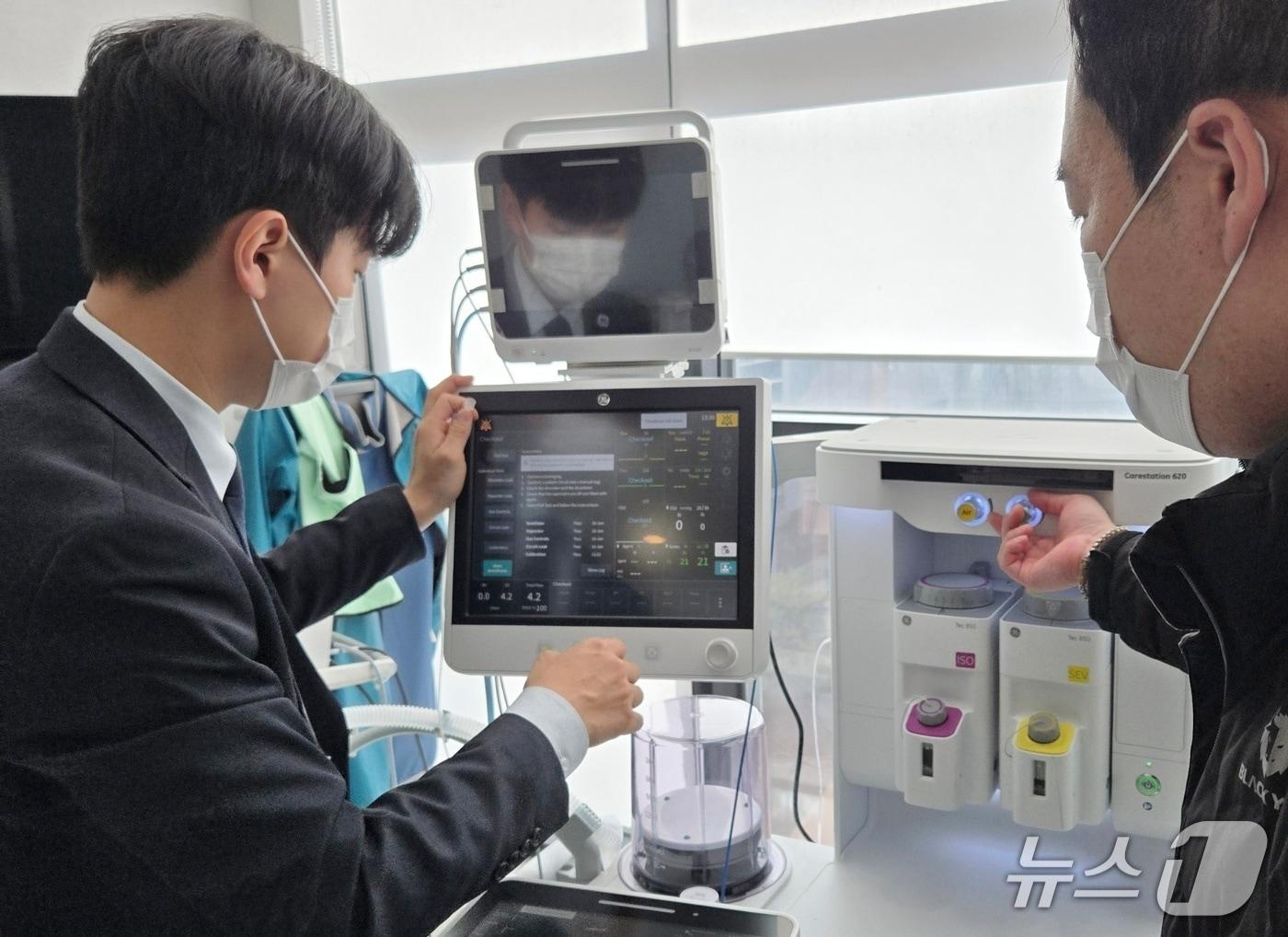 본문 이미지 - 동우메디칼 관계자가 동물병원 호흡마취기를 점검하고 있다(코벳 제공). ⓒ 뉴스1