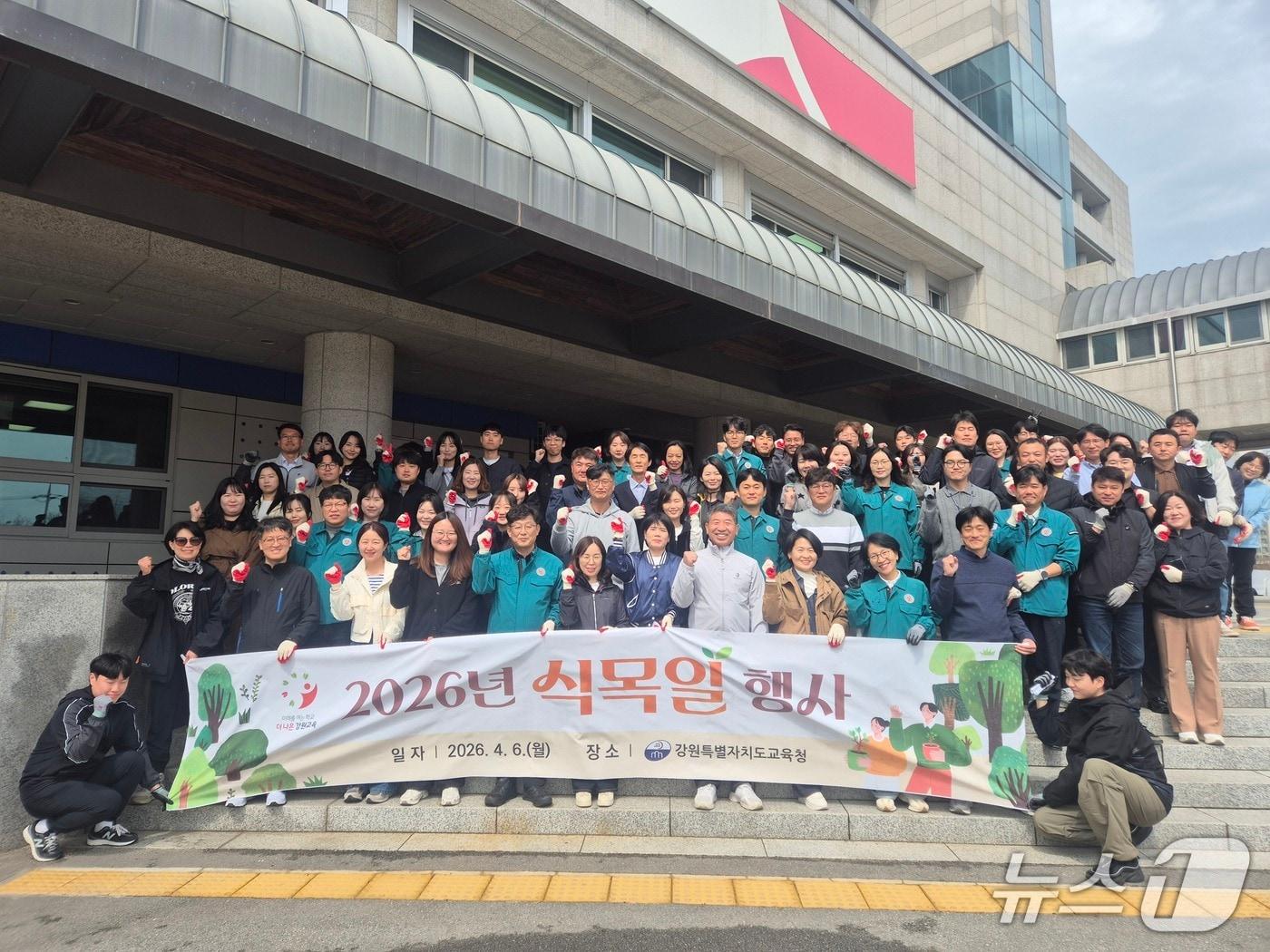 본문 이미지 - 강원특별자치도교육청, 나무심기와 환경정비 행사 진행.(도교육청 제공, 재판매 및 DB금지)