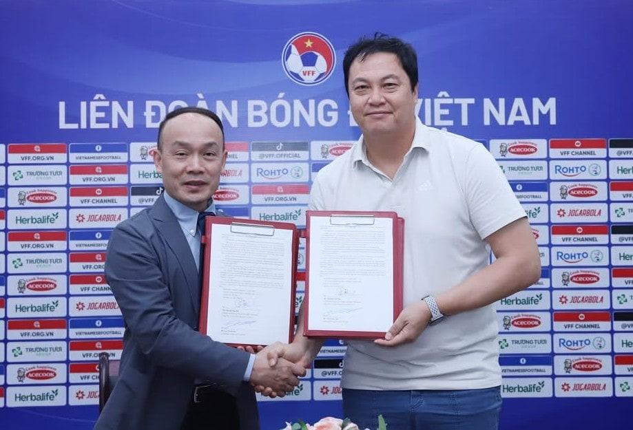 본문 이미지 - 베트남축구연맹과 계약 연장을 체결한 이운재 코치. (디제이매니지먼트 제공)