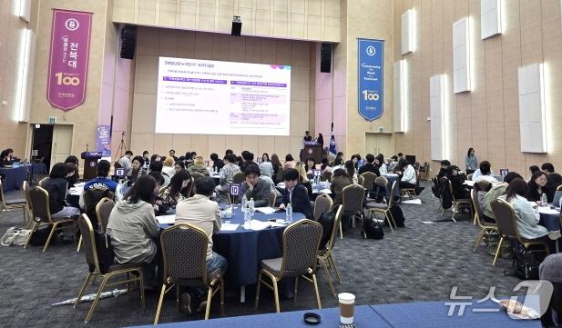 본문 이미지 - 국민통합위원회가 추진 중인 세대·젠더 분야 권역별 토론회가 6일 전북대학교 진수당에서 개최됐다.(전북대 제공, 재판매 및 DB 금지)/뉴스1