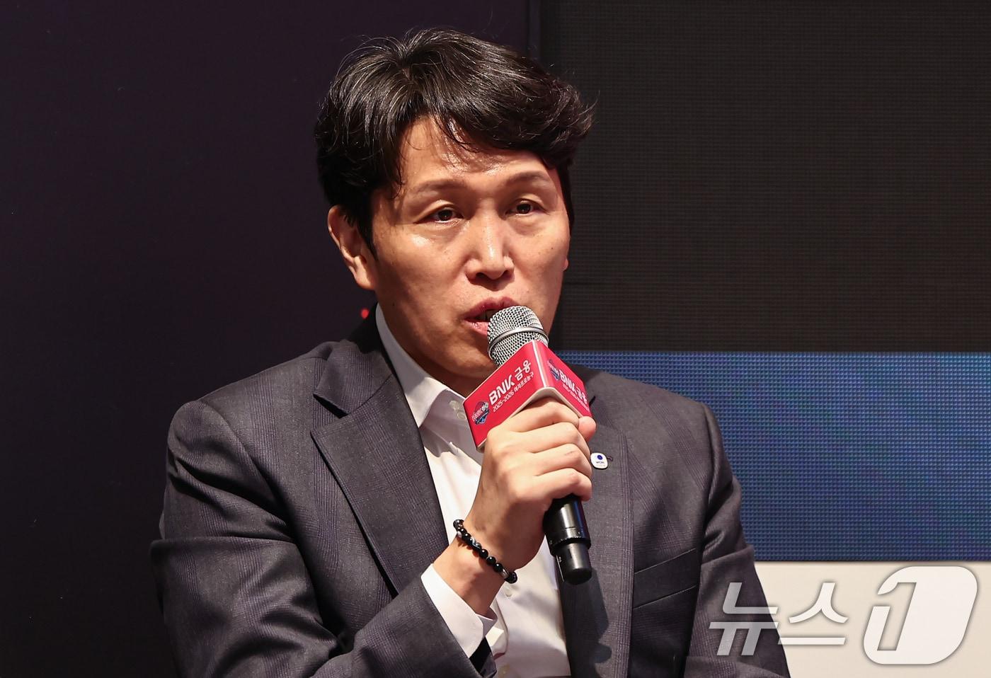 본문 이미지 - 우리은행 위성우 감독이 6일 서울 용산구 서울드래곤시티에서 열린 BNK금융 2025-2026 여자프로농구 포스트시즌 미디어데이에서 발언하고 있다. 2026.4.6 ⓒ 뉴스1 김도우 기자
