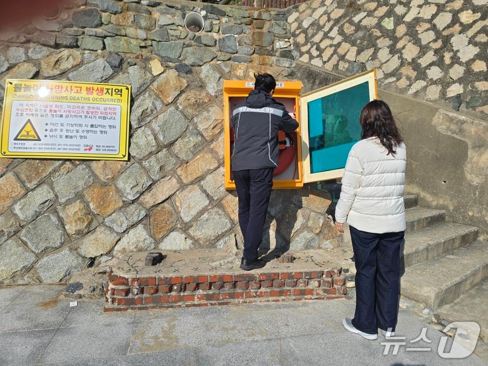본문 이미지 - 부산해양경찰서는 봄철 연안활동 증가에 대비해 연안 출입통제구역과 위험구역에 대한 집중 안전관리를 실시하고 있다. (해경 제공. 재판매 및 DB금지)