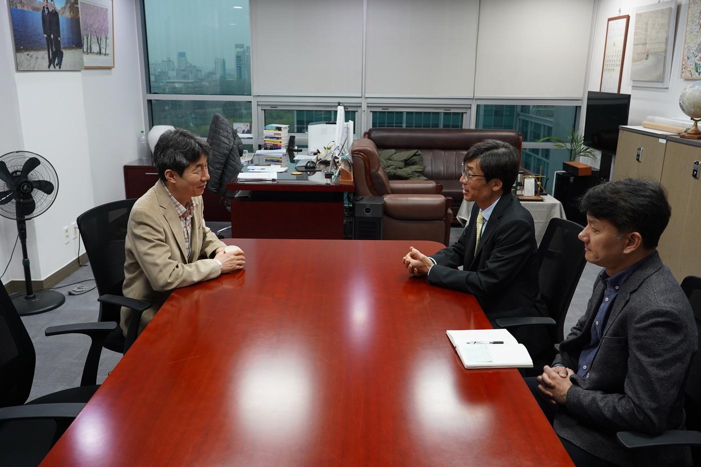 본문 이미지 - 송상교 진실·화해를위한과거사정리위원회(진실화해위) 위원장이 6일 국회를 방문해 윤건영 더불어민주당 의원과 대화하는 모습.(진실화해위 제공)