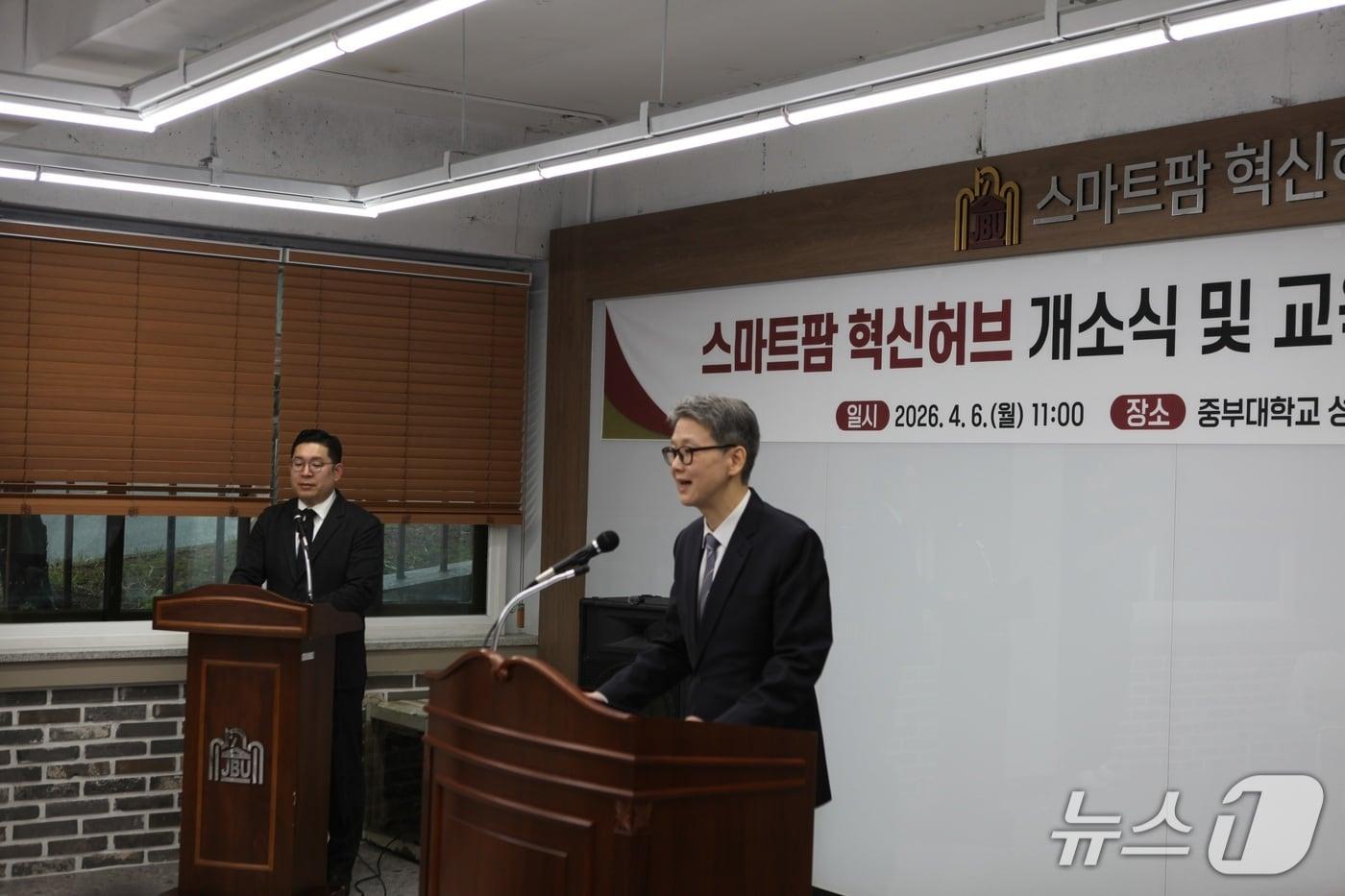 본문 이미지 -  중부대 이정열 총장 '스마트팜 혁신허브' 개소식에서 인사말하는 모습.(중부대학교 제공.재판매 및 DB금지)/뉴스1