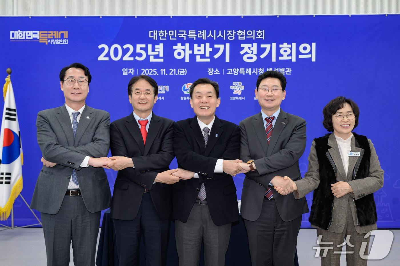 본문 이미지 - 이재준 경기 수원시장(가운데)이 대한민국특례시시장협의회 2025년 하반기 정기회의에서 특례시장들과 함께 기념촬영을 하고 있다. (수원시 제공. 재판매 및 DB 금지) 2026.4.6/뉴스1