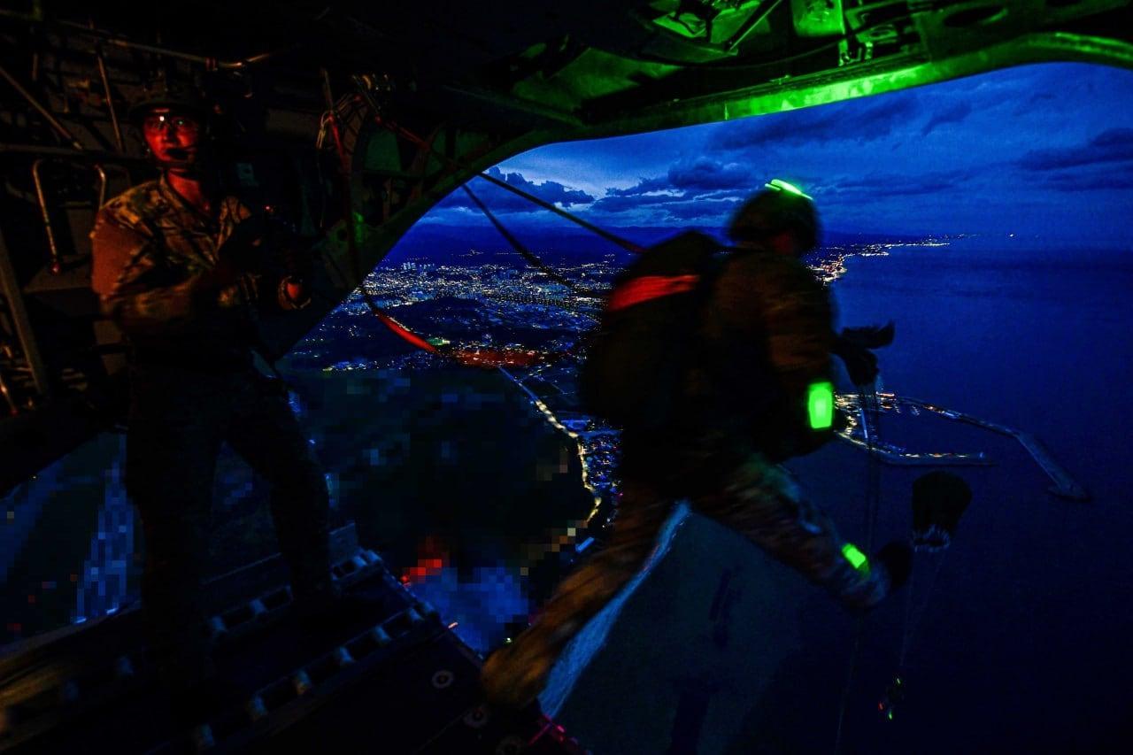 본문 이미지 - 공군 제6탐색구조비행전대 항공구조사들이 '야간 수상수중 전투탐색구조훈련' 중 HH-47 탐색구조헬기에서 강하하고 있다.(공군 제공)