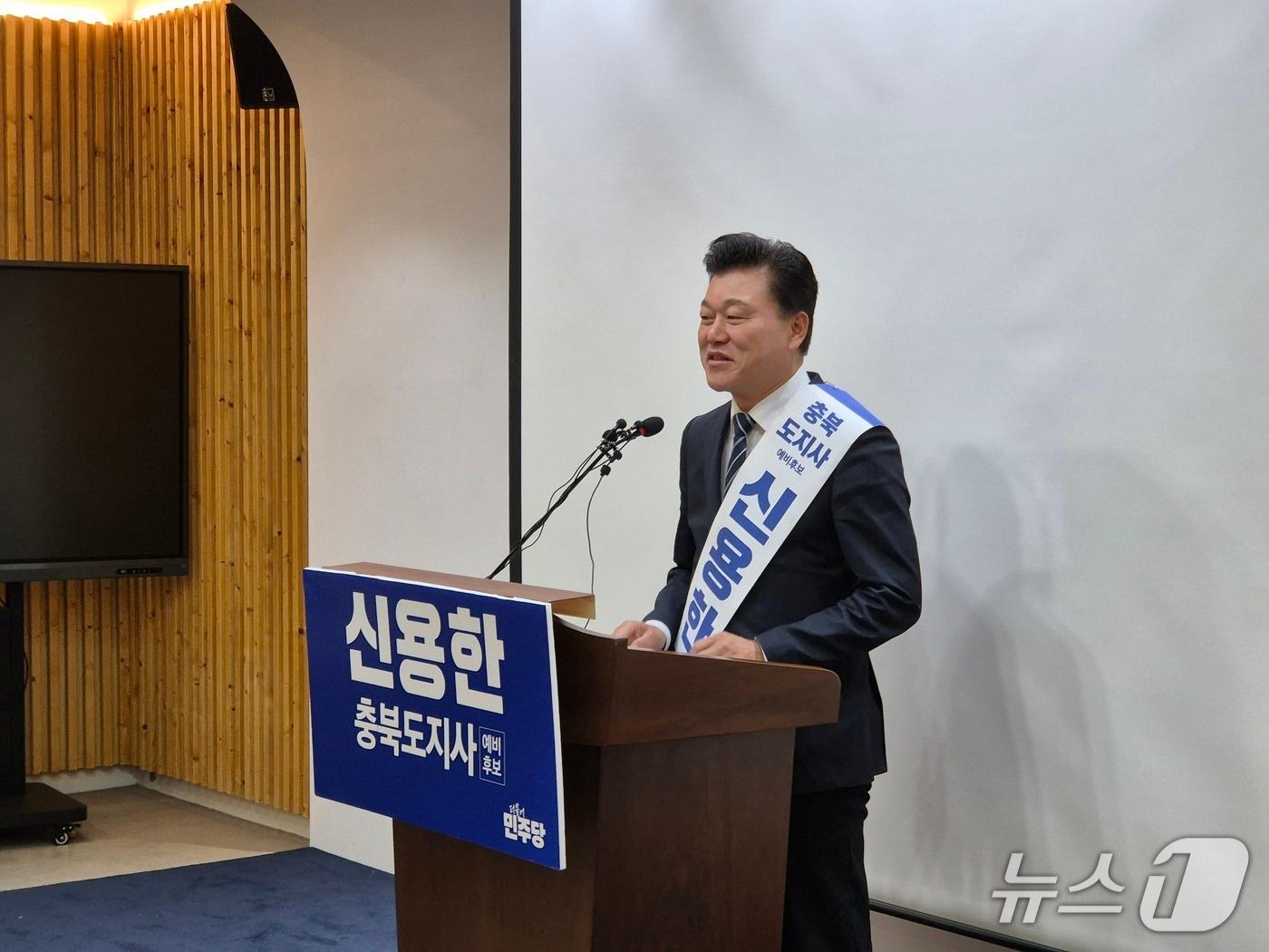 본문 이미지 - 신용한 대통령 직속 지방시대위원회 부위원장이 6일 충북도청 브리핑룸에서 기자회견을 열고 있다.