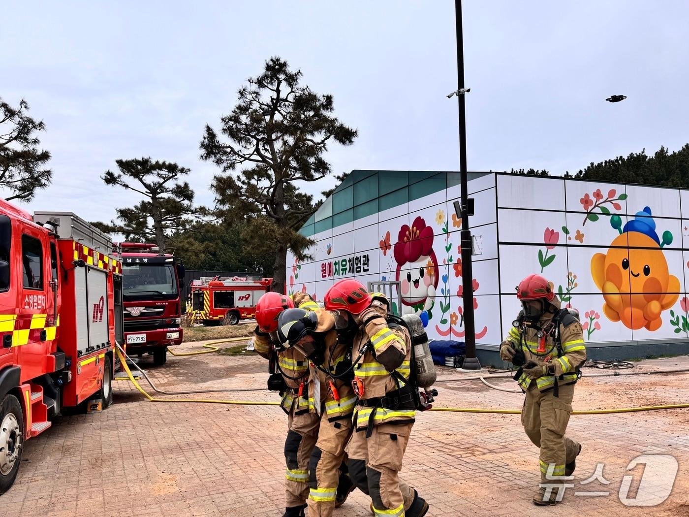 본문 이미지 - 태안국제원예치유박람회를 앞두고 충남소방본부가 안전사고 대비를 위한 사전 훈련을 실시 중인 모습.(충남소방본부 제공, 재판매 및 DB금지) / 뉴스1 