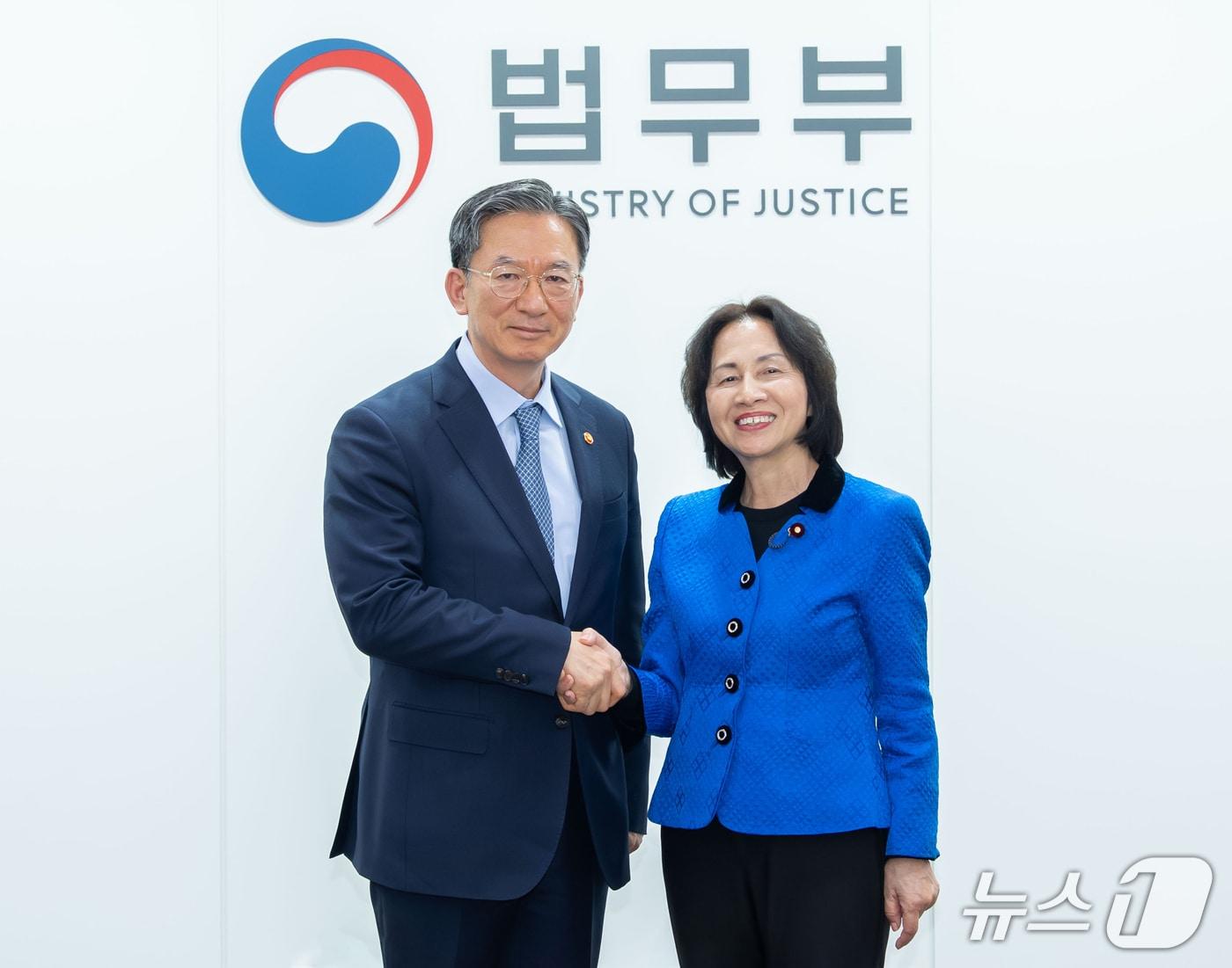 본문 이미지 - 정성호 법무부 장관(왼쪽)과 마쓰시마 미도리 일본 총리 외국인정책 담당 보좌관(법무부 제공)