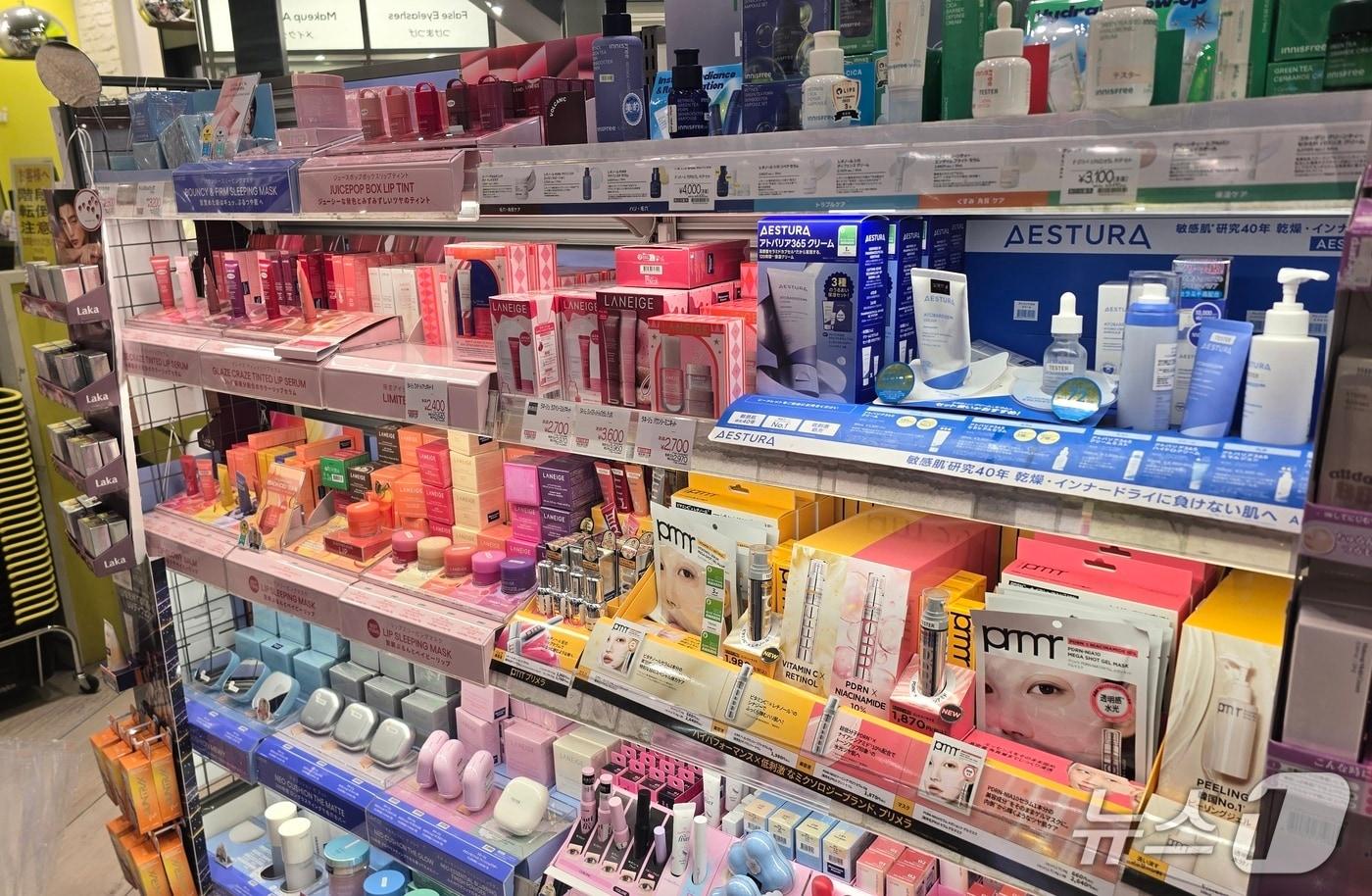 본문 이미지 - 일본의 약국 프랜차이즈 마쓰모토키요시 신주쿠점에 진열돼 있는 K-뷰티 상품들 ⓒ 뉴스1 최소망