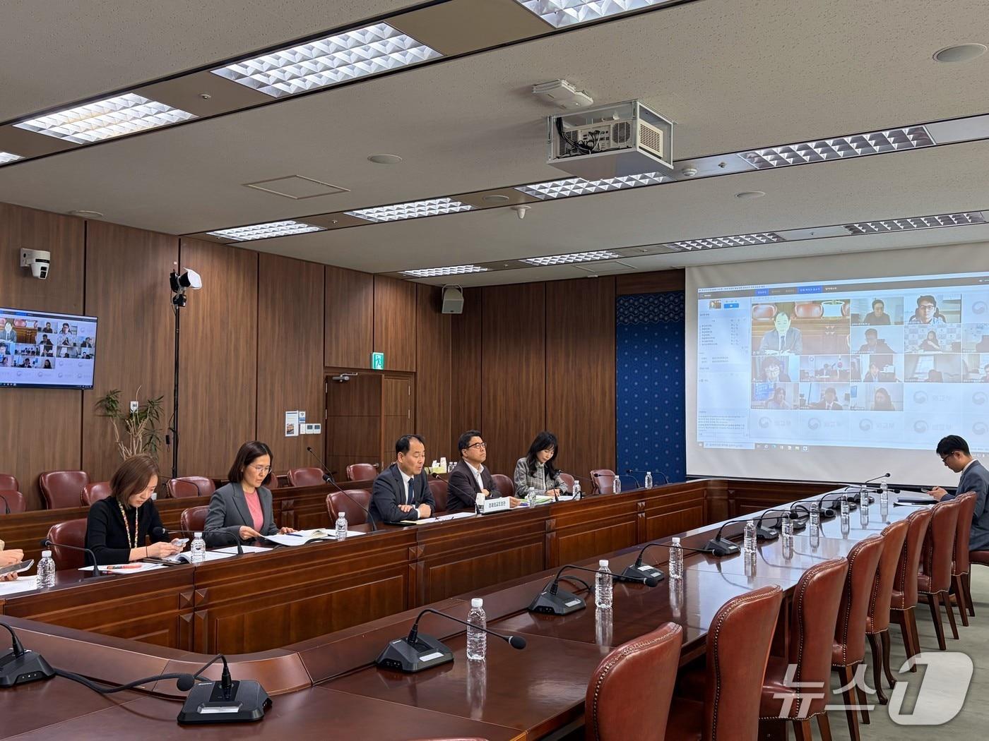 본문 이미지 - 외교부는 6일 박종한 경제외교조정관 주재로 '대체 수급선 발굴 관련 재외공관 경제 담당관 화상회의'를 열고 주요 자원 수급 상황과 대응 방안을 점검했다고 밝혔다.(외교부 제공).