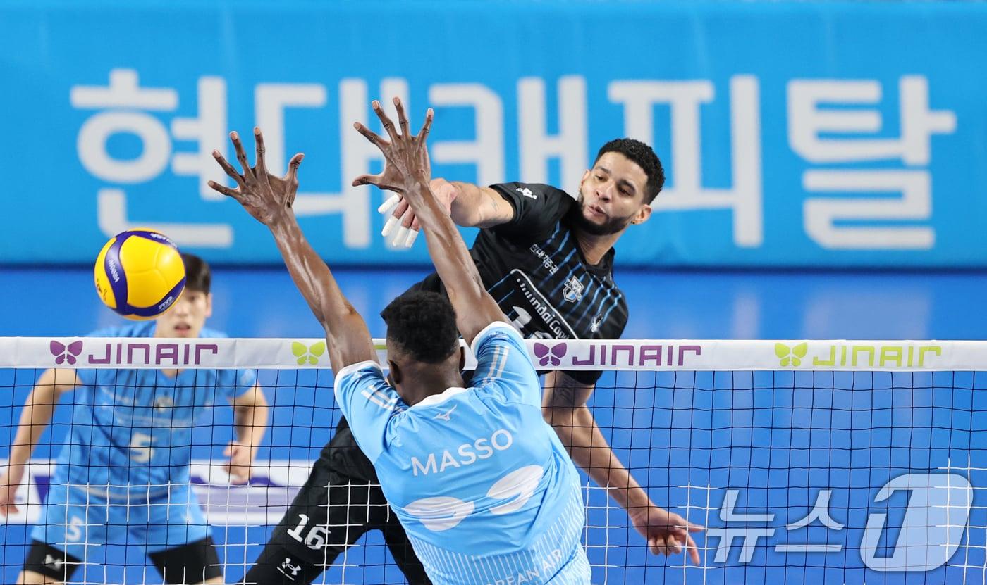 본문 이미지 - 6일 충남 천안 유관순체육관에서 열린 프로배구 2025-2026 V리그 남자부 챔피언 결정전 3차전 대한항공과 현대캐피탈의 경기에서 현대캐피탈 레오가 공격을 시도하고 있다. 2026.4.6 ⓒ 뉴스1 김기태 기자