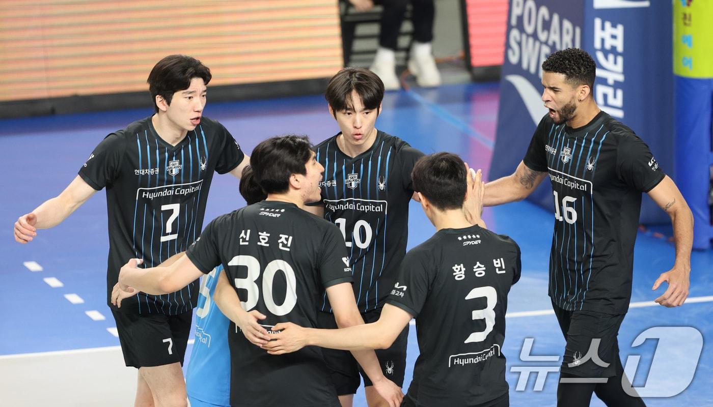 본문 이미지 - 6일 충남 천안 유관순체육관에서 열린 프로배구 2025-2026 V리그 남자부 챔피언 결정전 3차전 대한항공과 현대캐피탈의 경기에서 현대캐피탈 득점에 성공하자 기뻐하고 있다. 2026.4.6 ⓒ 뉴스1 김기태 기자