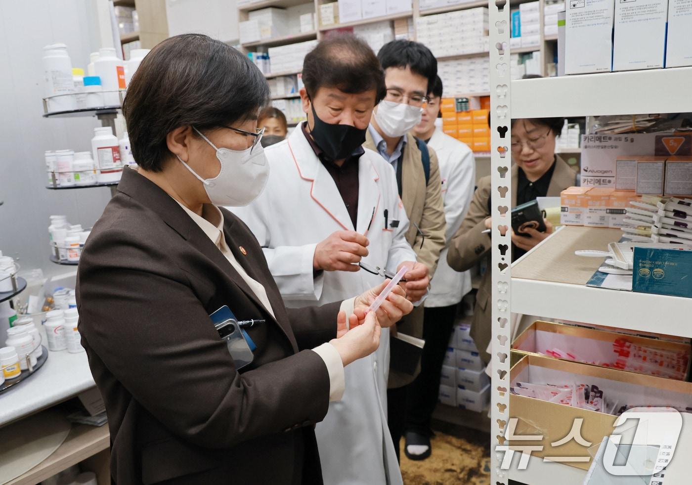 본문 이미지 - 정은경 보건복지부 장관이 6일 서울 양천구 목동정문약국을 찾아 중동 전쟁에 따른 의약품 및 의료기기 수급 상황 현장 점검을 하고 있다. (보건복지부 제공. 재판매 및 DB 금지) 2026.4.6 ⓒ 뉴스1 이광호 기자