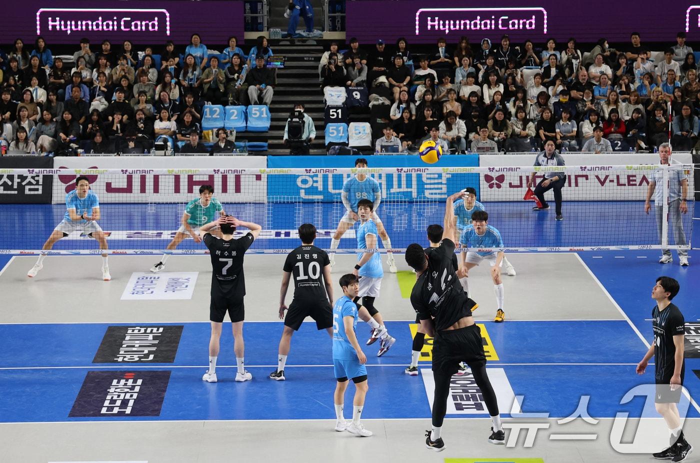 본문 이미지 - 6일 충남 천안 유관순체육관에서 열린 프로배구 2025-2026 V리그 남자부 챔피언 결정전 3차전 대한항공과 현대캐피탈의 경기가 진행되고 있다. 2026.4.6 ⓒ 뉴스1 김기태 기자