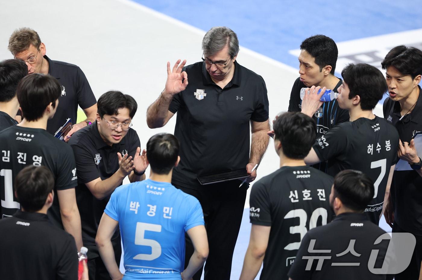 본문 이미지 - 6일 충남 천안 유관순체육관에서 열린 프로배구 2025-2026 V리그 남자부 챔피언 결정전 3차전 대한항공과 현대캐피탈의 경기에서 현대캐피탈 필립 블랑 감독이 작전지시를 하고 있다. 2026.4.6 ⓒ 뉴스1 김기태 기자