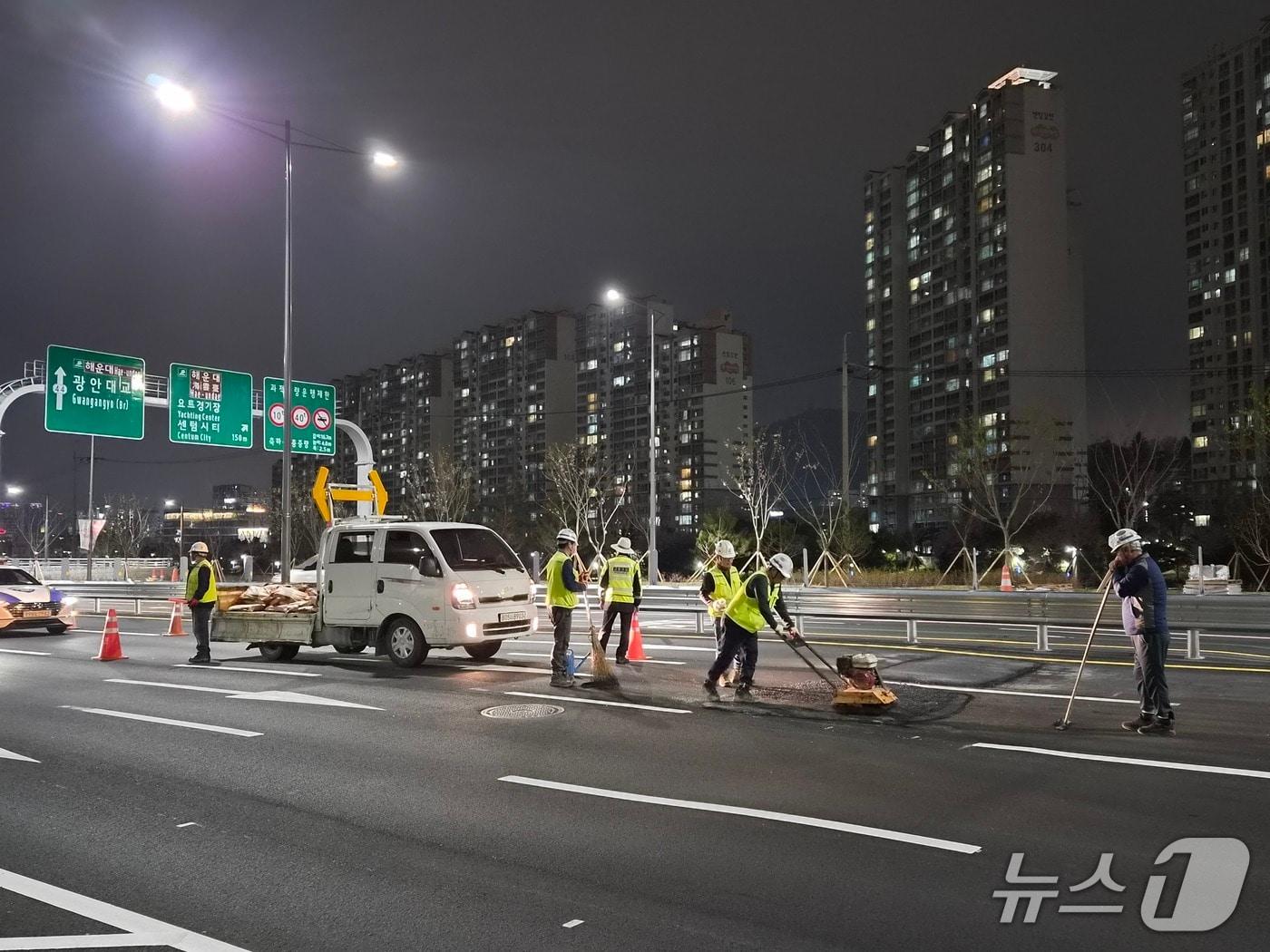 본문 이미지 - 부산 수영강변지하차도 지반침하 복구 모습. 2026.4.6/뉴스1 ⓒ News1 임순택 기자