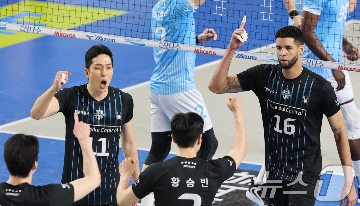 본문 이미지 - 6일 충남 천안 유관순체육관에서 열린 프로배구 2025-2026 V리그 남자부 챔피언 결정전 3차전 대한항공과 현대캐피탈의 경기에서 현대캐피탈 레오가 득점에 성공하자 기뻐하고 있다. 2026.4.6 ⓒ 뉴스1 김기태 기자