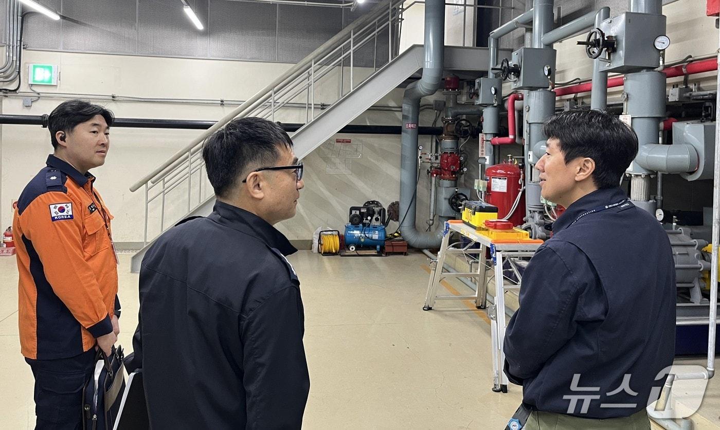 본문 이미지 -  경기도북부소방재난본부 직원이 BTS 월드투어 공연을 앞두고 점검하고 있다.(경기북부소방 제공. 재판매 및 DB 금지)/뉴스1 